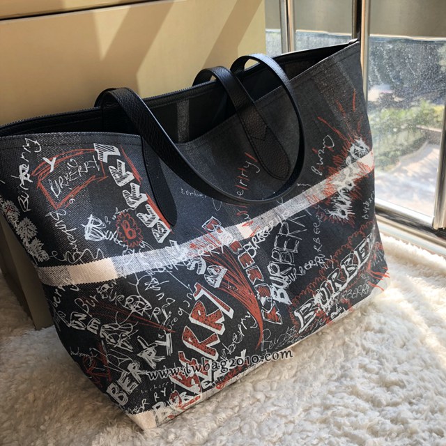 Burberry專門店新款雙面兩用托特包 巴寶莉塗鴉圖案手提購物袋 yxb1359